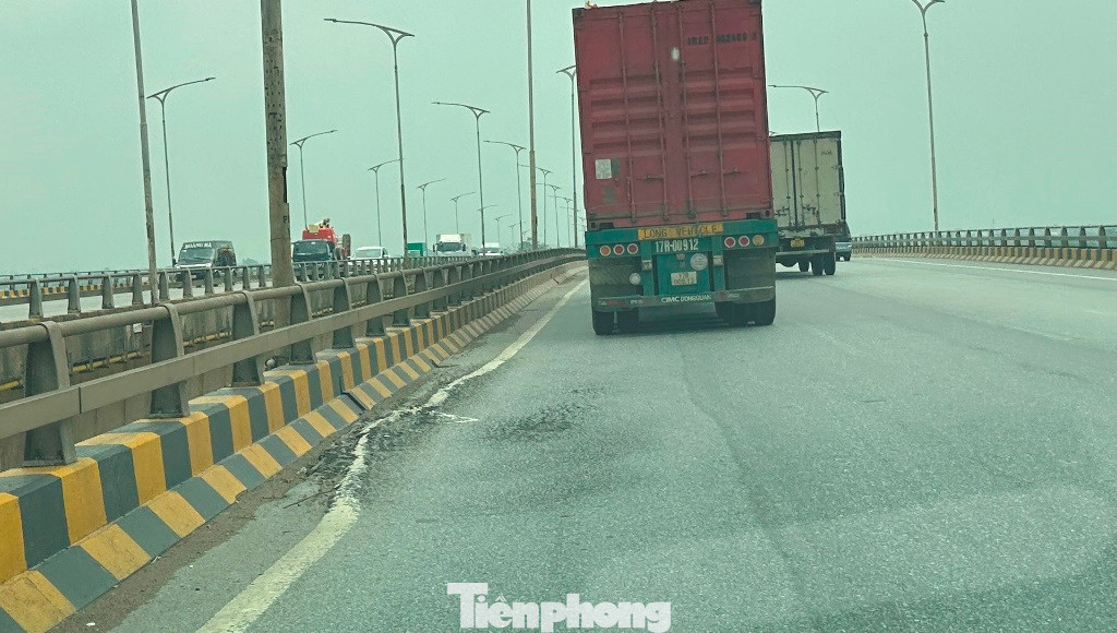 Tại chiều đường Hà Nội - Bắc Giang một số đoạn mặt cầu đang bị xô lệch lớp bê tông nhựa, võng xuống. Tại chiều đường Hà Nội - Bắc Giang một số đoạn mặt cầu đang bị xô lệch lớp bê tông nhựa, võng xuống.