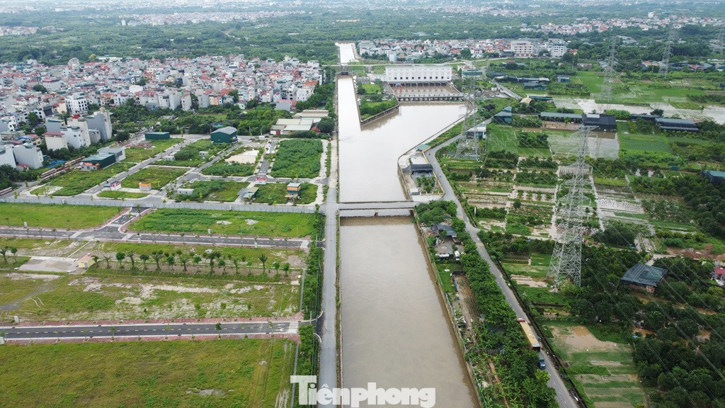 Lý do được đại diện Cty Thủy lợi cho biết, nhà máy sẵn sàng hoạt động hết công suất nhưng do dự án kênh La Khê dẫn nước vào nhà máy chưa được xây dựng xong. Hiện, lượng nước tại bể chứa nhà máy chỉ đủ vận hành từ 4 đến 6/10 tổ bơm.