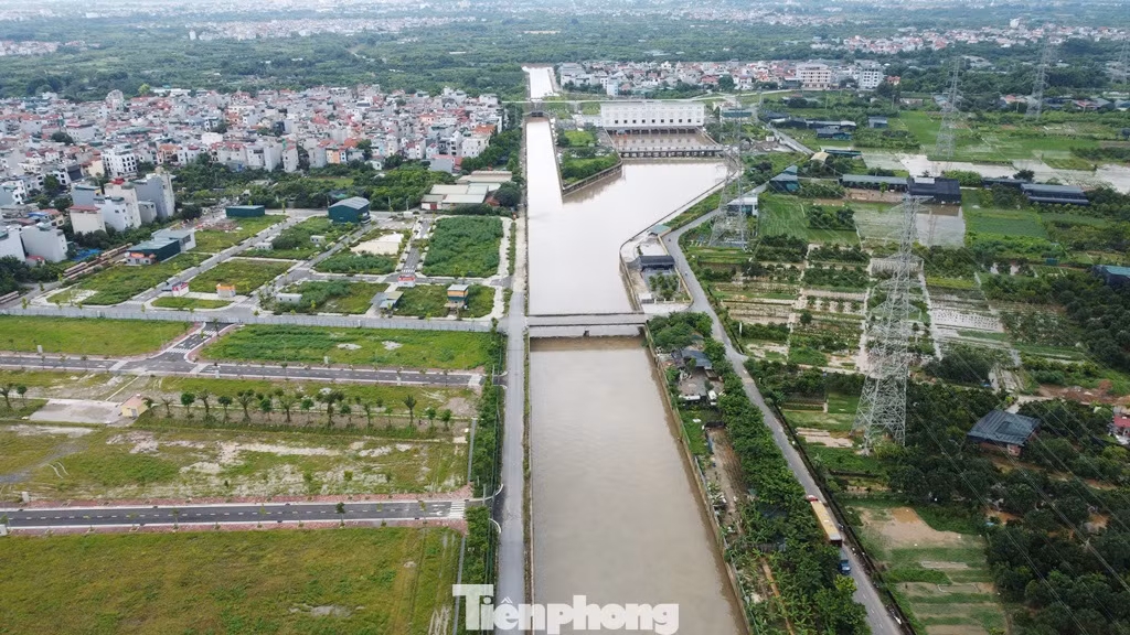 Lý do được đại diện Cty Thủy lợi cho biết, nhà máy sẵn sàng hoạt động hết công suất nhưng do dự án kênh La Khê dẫn nước vào nhà máy chưa được xây dựng xong. Hiện, lượng nước tại bể chứa nhà máy chỉ đủ vận hành từ 4 đến 6/10 tổ bơm.