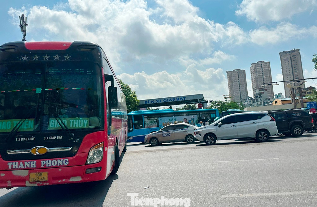 Lãnh đạo bến xe Giáp Bát cho biết, theo biểu đồ hoạt động, mỗi ngày bến đang có hơn 900 lượt xe xuất bến, do vậy việc điều tiết xe xuất bến ra đường Giải Phóng cũng phải rất khoa học, phối hợp nhịp nhàng giữa các lực lượng chức năng, tránh tình trạng ùn tắc cả trong bến và ngoài đường.