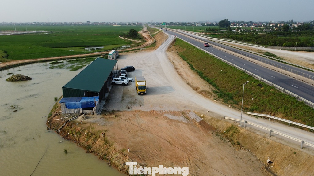 Trạm dừng nghỉ là một nhà khung sắt, mái tôn tạm được bố trí trên một phần diện tích đang là mặt bằng được quy hoạch để xây dựng trạm dừng nghỉ của dự án.