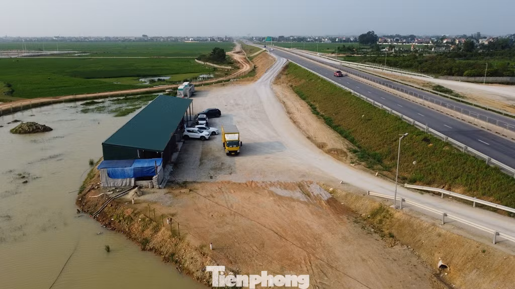 Trạm dừng nghỉ là một nhà khung sắt, mái tôn tạm được bố trí trên một phần diện tích đang là mặt bằng được quy hoạch để xây dựng trạm dừng nghỉ của dự án.