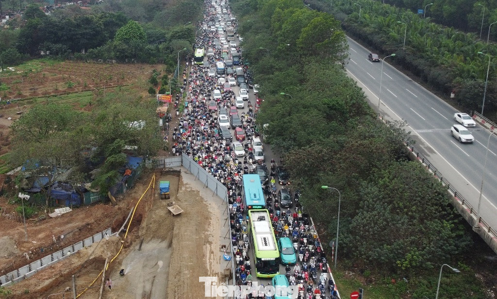 Thời điểm 7h30 sáng 20/3, ùn tắc trên đại lộ Thăng Long hướng nội thành đã kéo dài cả km.