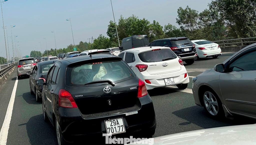 Xe xếp hàng dài vì ùn tắc trên cao tốc Pháp Vân - Ninh Bình chiều về Hà Nội ngày 14/2.