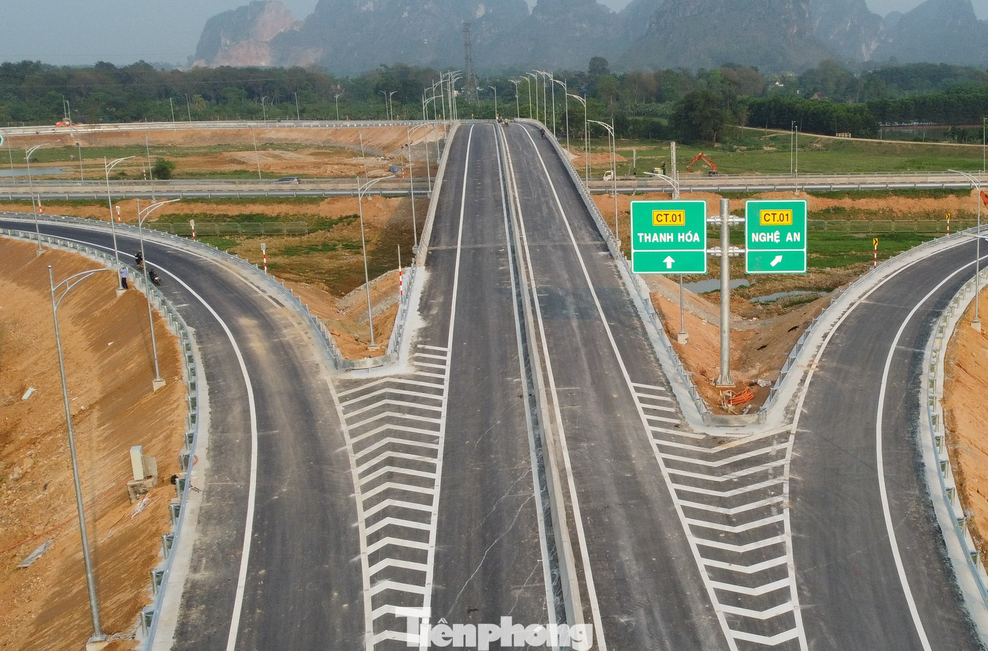 Lý do được đại diện Bộ GTVT và UBND Thanh Hóa đưa ra là cả hai công trình còn có một số tồn tại, cần phải hoàn thiện mới được phép thông xe trở lại.