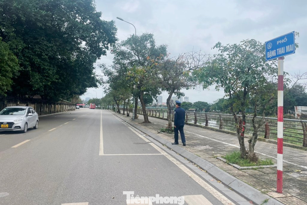 Tuy nhiên, sau khi báo Tiền Phong phản ánh thực trạng trên trong ngày 28/2, ngày 29/2 liên ngành GTVT - Công an đến thì xe ô tô tại các bãi xe chặt chém này đã được di chuyển hết.