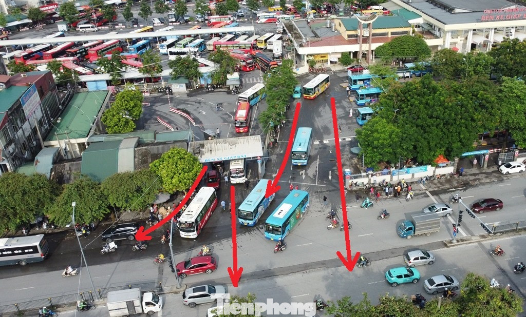 Thay vì rẽ phải ra đường Giải Phóng sau đó đi vào phố Kim Đồng để quay đầu (đi vòng khoảng 1 km), từ nay đến tháng 12/2024, xe khách sau khi xuất bến Giáp Bát sẽ được đi thẳng sang đường Giải Phóng để ra cao tốc. Thay vì rẽ phải ra đường Giải Phóng sau đó đi vào phố Kim Đồng để quay đầu (đi vòng khoảng 1 km), từ nay đến tháng 12/2024, xe khách sau khi xuất bến Giáp Bát sẽ được đi thẳng sang đường Giải Phóng để ra cao tốc.