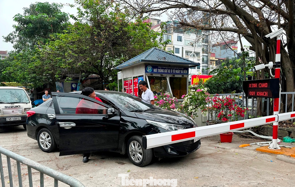 Do ngày đầu thực hiện nên trong sáng 15/4, phần mềm thanh toán vẫn còn một số tồn tại, việc liên kết tài khoản thanh toán giữa nhà cung cấp dịch vụ công nghệ và ngân hàng chưa thông... dẫn đến tại một số điểm, bãi đỗ xe hệ thống không barie không mở để xe ra, tài xế và quản lý bãi xe vẫn phải mất thời gian để can thiệp.