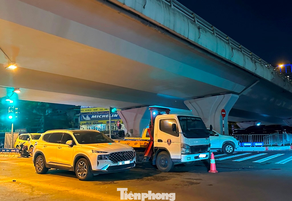 Cả gầm cầu vượt đường Vành đai 2 qua Cầu Giấy cũng bị biến thành bãi xe "lậu" trông xe cho khách đi tàu.