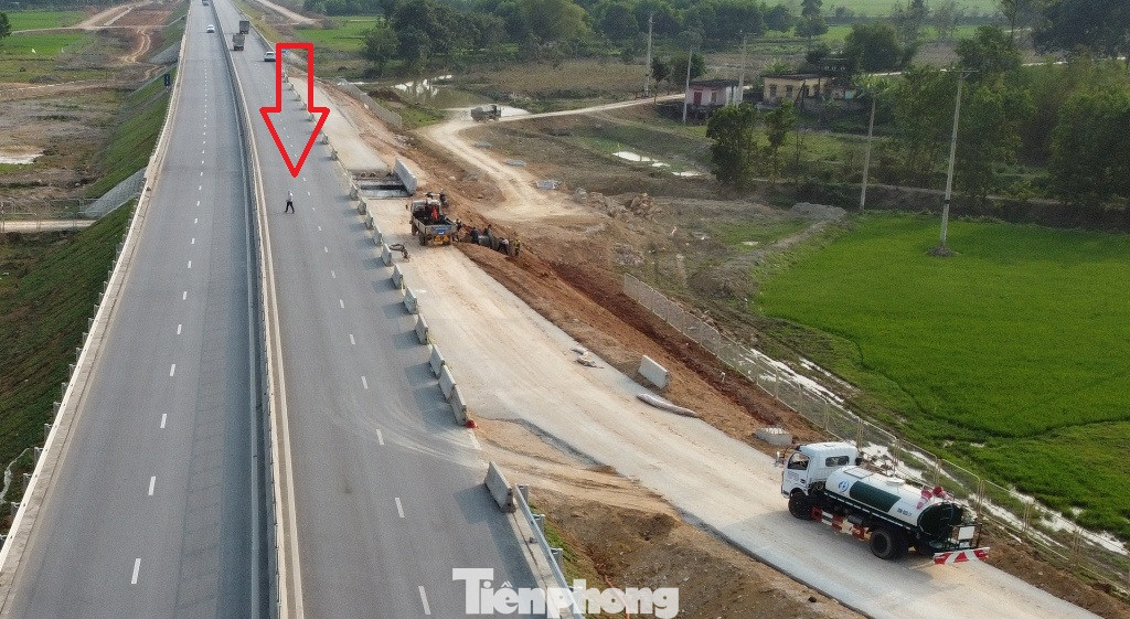 Hình ảnh một người tự ý băng qua cao tốc từ các lối mở của công trường thi công tại nút giao Đồng Thắng (Triệu Sơn).