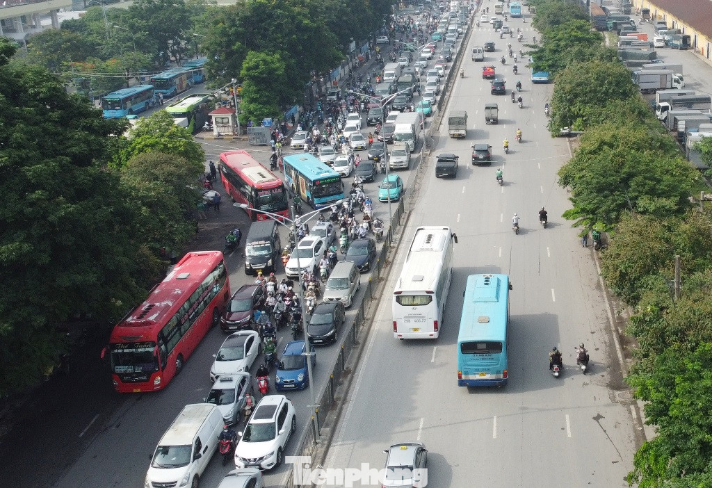 Tại cổng ra bến xe Giáp Bát sáng nay, xe khách ra khỏi bến chưa thể rẽ trái ngay để ra cao tốc. Xe khách vẫn đi ra gần nút giao Kim Đồng để quay đầu khiến lưu lượng xe tại đây bị xung đột cao. Tại cổng ra bến xe Giáp Bát sáng nay, xe khách ra khỏi bến chưa thể rẽ trái ngay để ra cao tốc. Xe khách vẫn đi ra gần nút giao Kim Đồng để quay đầu khiến lưu lượng xe tại đây bị xung đột cao.