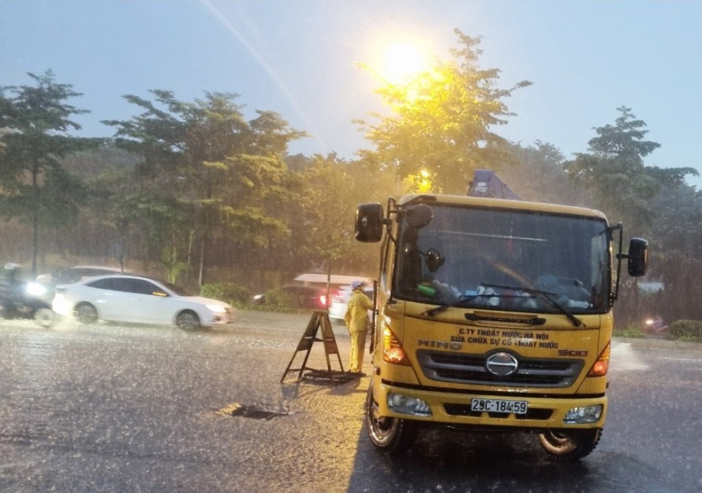 Một số tuyến phố đã phải dùng xe thông hút để khơi thông dòng chảy bị tắc.