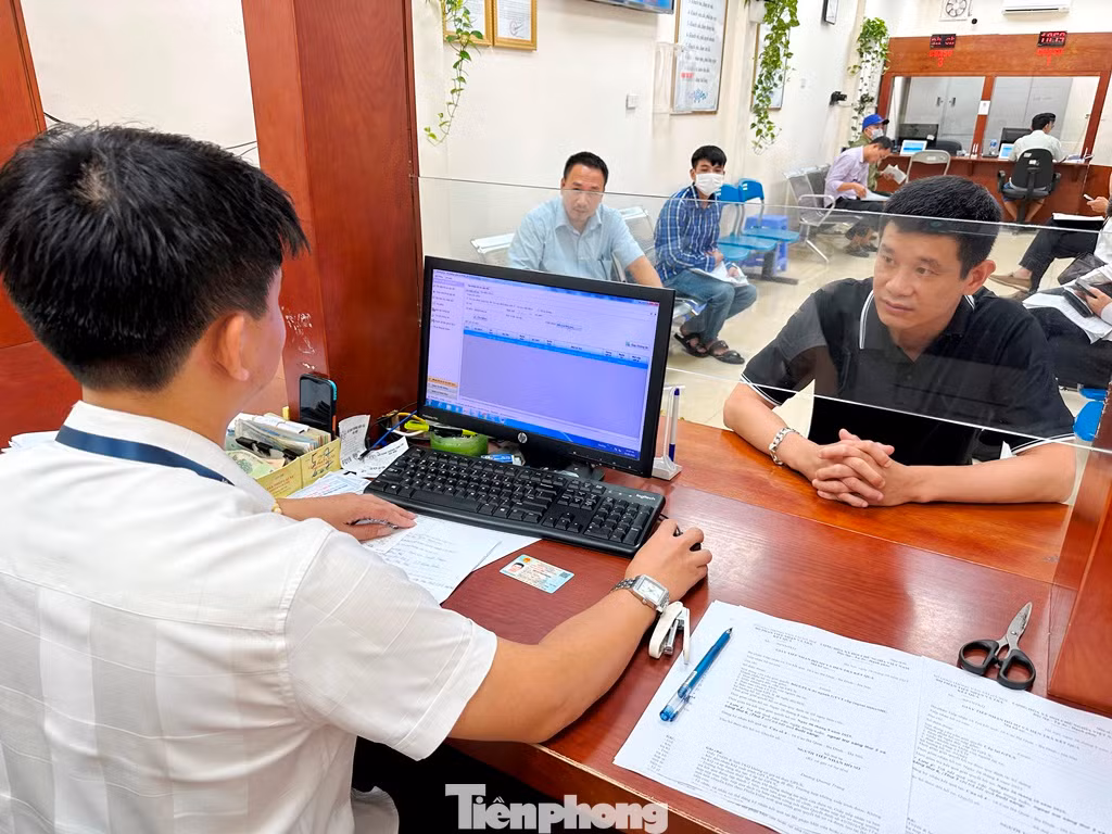 Đến nay Sở GTVT đã ủy quyền cho 13 quận huyện được nhận hồ sơ cấp, đổi GPLX phục vụ người.