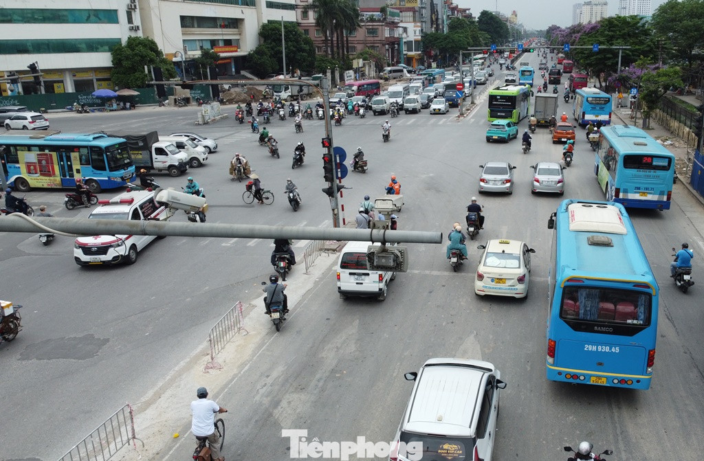 Theo nguyên tắc, để rào đường thi công, cơ quan quản lý Nhà nước có thẩm quyền và nhà thầu phải có phương án phân luồng tổ chức giao thông mới được rào đường thi công, tuy nhiên hiện nay lòng đường Kim Đồng bị quây rào nhưng chưa hề được tổ chức giao thông.