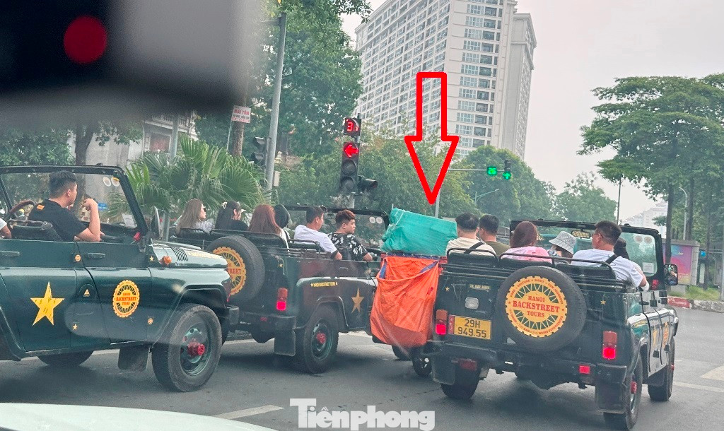 Xe u oát - UAZ dàn hàng dọc và hàng ngang ép khách đi xe máy vào giữa. Ảnh: A-T