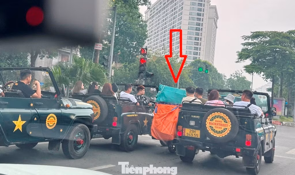 Thậm chí khi chở khách trên đường, tài xế các xe này chạy rất ẩu, thậm chí trưa 7/6 có tới 3 xe UAZ còn bủa vây, kẹp một nam thanh niên đi xe máy đang vận chuyển đồ vào giữa (mũi tên).