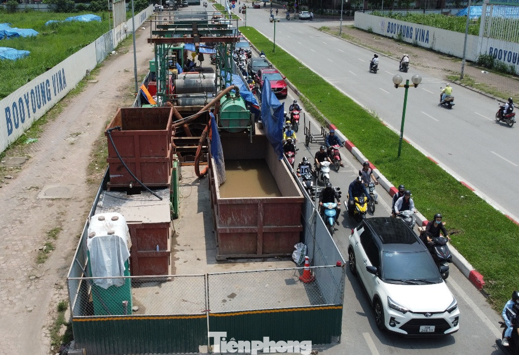 Việc 9 công trường thi công mở rào và thi công trở lại đã dẫn đến phố Vũ Trọng Khánh tiếp tục ùn tắc kéo dài những ngày qua.