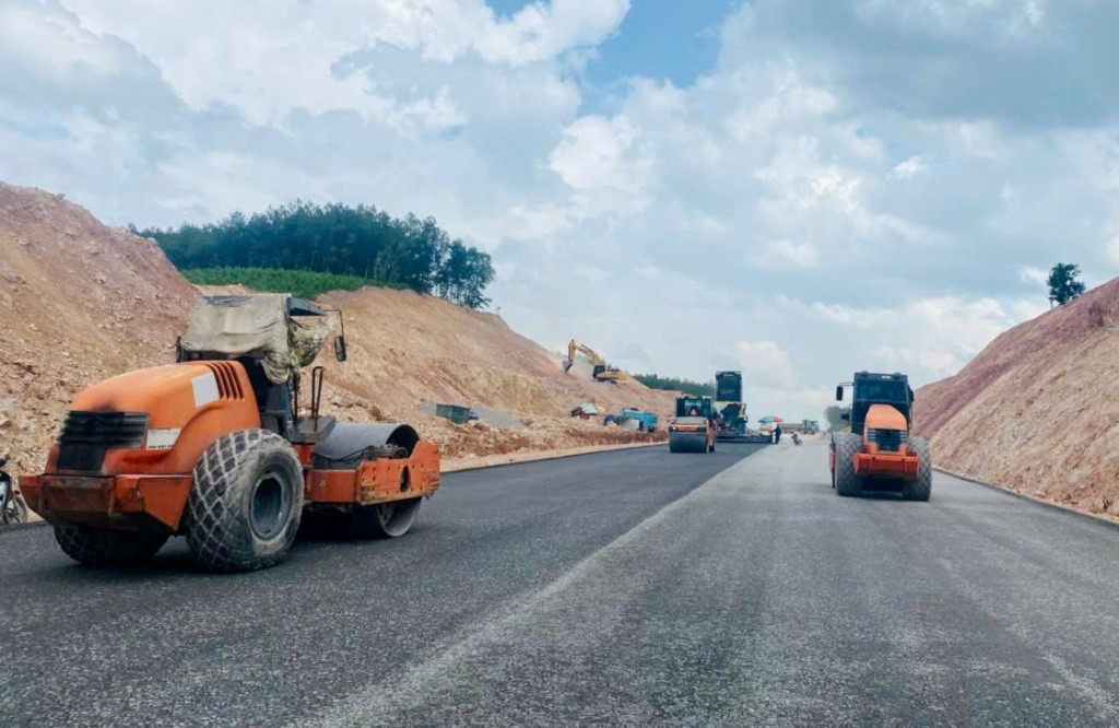 Trao đổi với PV Tiền Phong, Ban QLDA đường Hồ Chí Minh cho biết, đến 15/8/2024 sản lượng tổng thể đạt khoảng 55%, riêng đắp nền đường đã hoàn thiện đến 74,2%, một số km của dự án đã nhựa hoàn thiện (lớp C16). Trao đổi với PV Tiền Phong, Ban QLDA đường Hồ Chí Minh cho biết, đến 15/8/2024 sản lượng tổng thể đạt khoảng 55%, riêng đắp nền đường đã hoàn thiện đến 74,2%, một số km của dự án đã nhựa hoàn thiện (lớp C16).