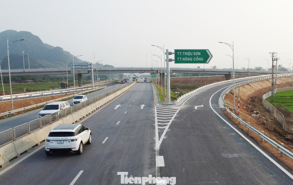 Chủ đầu tư đã không thể hoàn thành được mốc này và xin lùi đến 30/4/2024. Sau 30/4, cao tốc Bắc Nam từ Ninh Bình về Thanh Hóa sẽ có 7 nút giao để kết nối với các tuyến quốc lộ, tỉnh lộ, trong đó có QL1A.