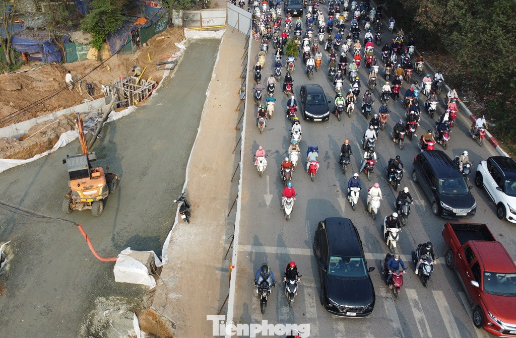 Chủ đầu tư và các đơn vị thi công cho biết, hiện họ đang thảm mặt bằng nút giao để kết nối với đại lộ Thăng Long, công việc này sẽ xong cơ bản trong tuần này.