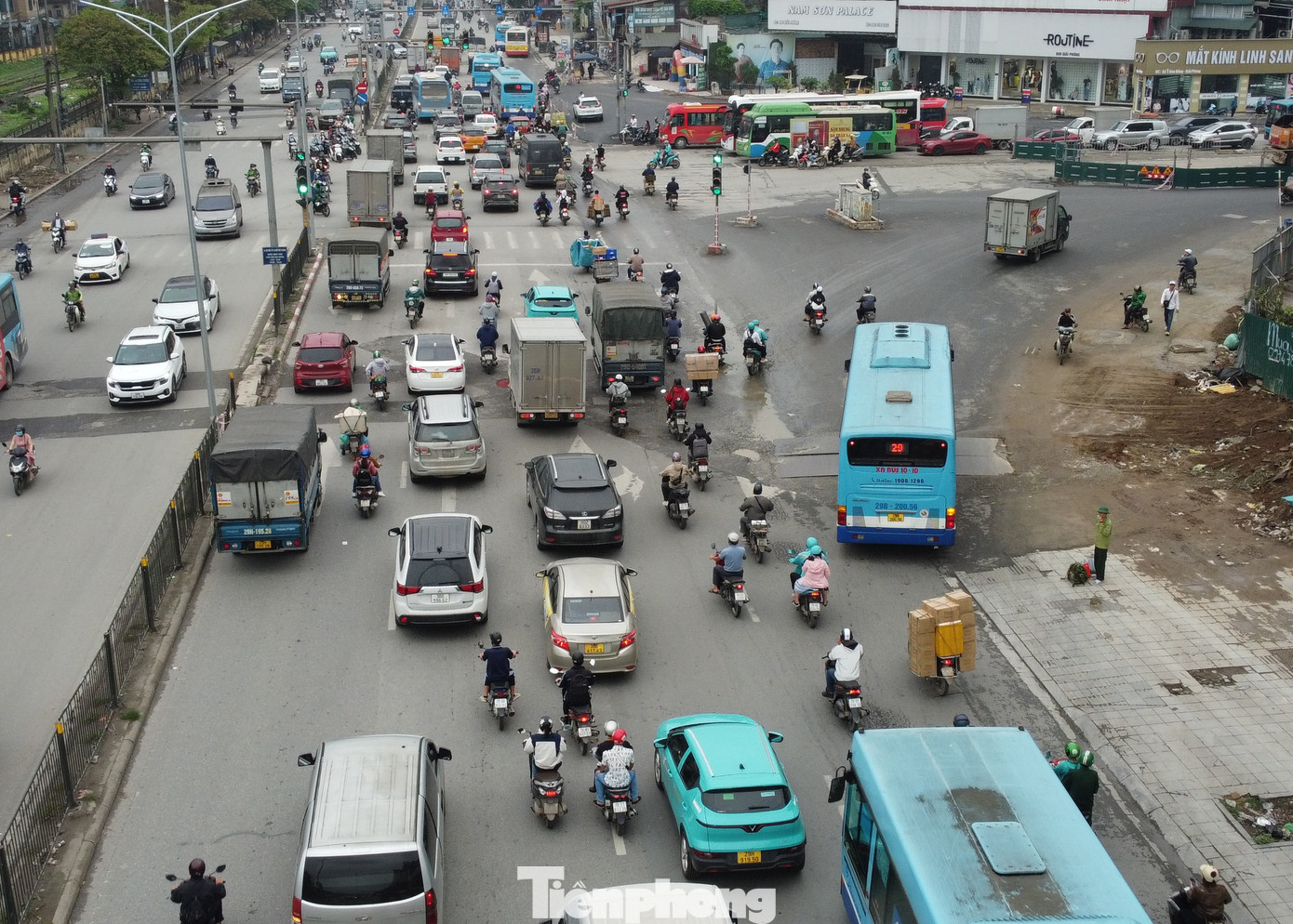 Thay vào đó, đề nghị Sở GTVT Hà Nội chỉ đạo cho xén dải phân cách, mở hàng rào ở dải phân cách giữa đường Giải Phóng đoạn trước cổng bến xe Giáp Bát. Sau đó tổ chức giao thông cho xe khách sau khi từ bến xe ra đi thẳng sang làn xe đường Giải Phóng đối diện, rẽ trái để ra Pháp Vân.