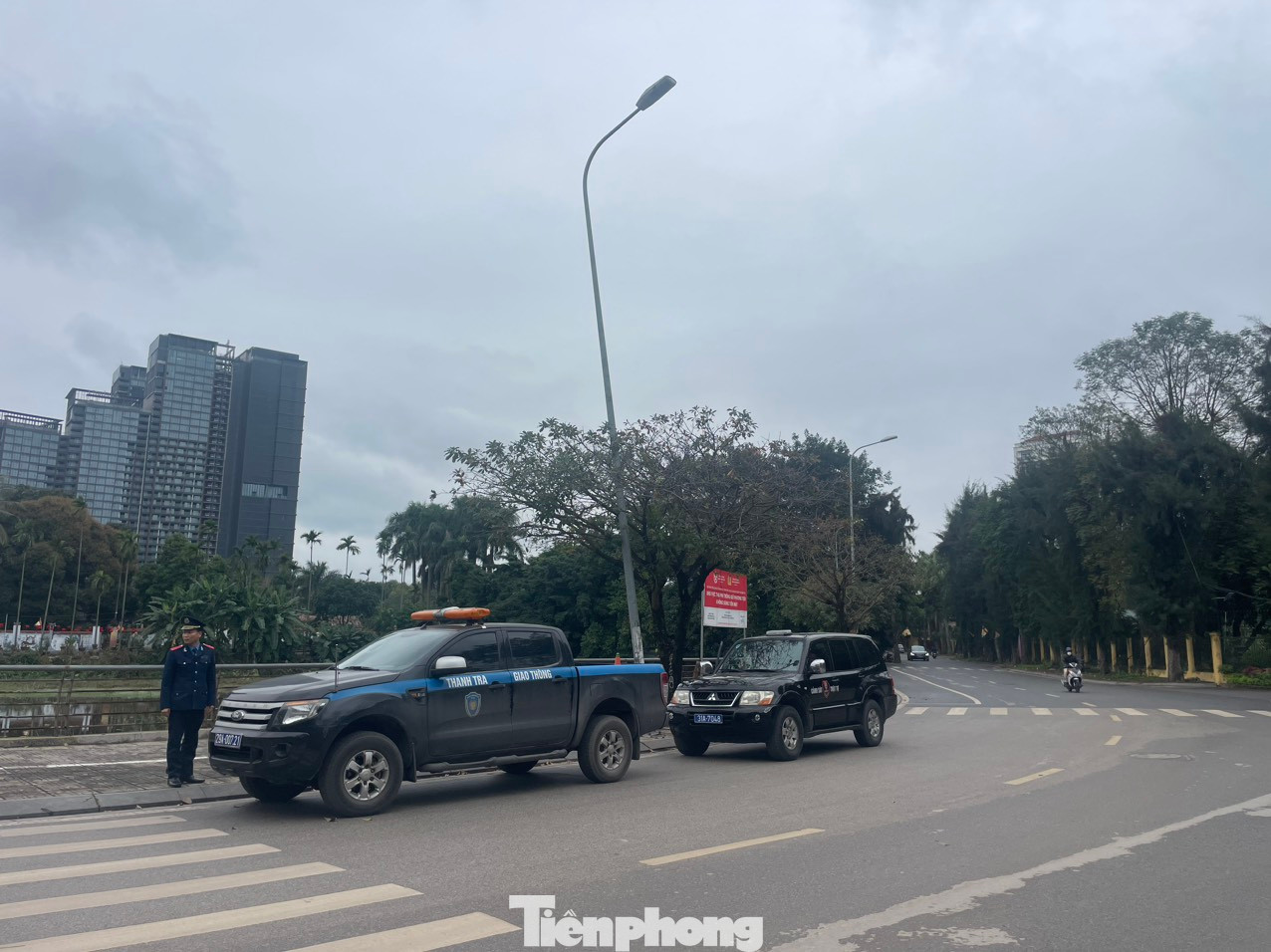 Ngày 29/2, liên ngành gồm Thanh tra Sở GTVT và Phòng Cảnh sát quản lý hành chính về kinh tế - xã hội, Công an thành phố Hà Nội đã đến kiểm tra các điểm, bãi đỗ xe "chặt chém" giá theo phản ánh của báo chí tại khu vực Phủ Tây Hồ (quận Tây Hồ).