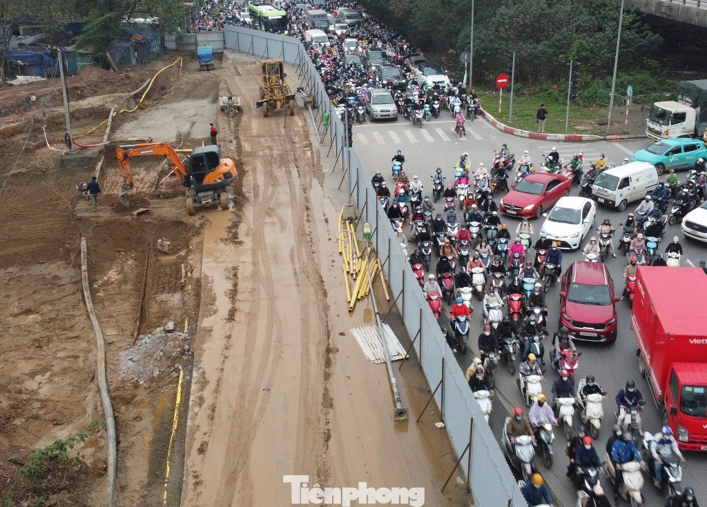 Do dựng trên đường và gây ảnh hưởng đến giao thông nên CSGT Hà Nội đã yêu cầu chủ đầu tư dự án đường Lê Quang Đạo kéo dài là UBND quận Nam Từ Liêm phải bố trí hàng rào mềm, thu hẹp vào giờ cao điểm để tránh ùn tắc giao thông.