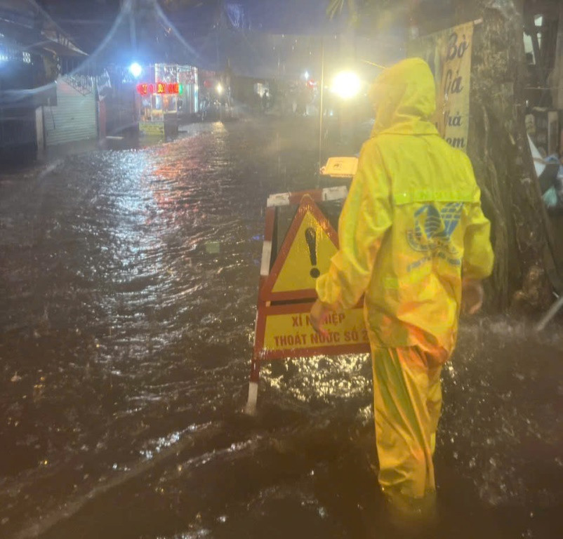 Ngập trên phố Hoa Bằng (Cầu Giấy). Được biết, nhiều vị trí thoát nước trên đường đang bị cây đổ do ảnh hưởng bão số 3 chưa được dọn đi, nhân viên thoát nước phải kéo dạt cây xanh bị đổ sang bên khai thông hố ga thoát nước. Ngập trên phố Hoa Bằng (Cầu Giấy). Được biết, nhiều vị trí thoát nước trên đường đang bị cây đổ do ảnh hưởng bão số 3 chưa được dọn đi, nhân viên thoát nước phải kéo dạt cây xanh bị đổ sang bên khai thông hố ga thoát nước.