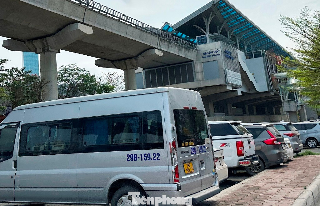 Điểm đỗ xe thứ 3, nằm dưới gầm ga Cầu Giấy trên đường Cầu Giấy đoạn trước ĐH Giao thông vận tải. Điểm đỗ xe thứ 3, nằm dưới gầm ga Cầu Giấy trên đường Cầu Giấy đoạn trước ĐH Giao thông vận tải.