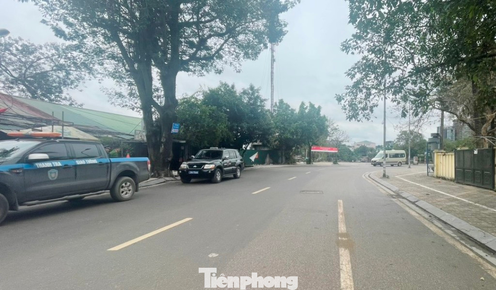 Xe công vụ của Thanh tra giao thông và Công an xuất hiện tại khu vực các bãi xe chặt chém Phủ Tây Hồ.