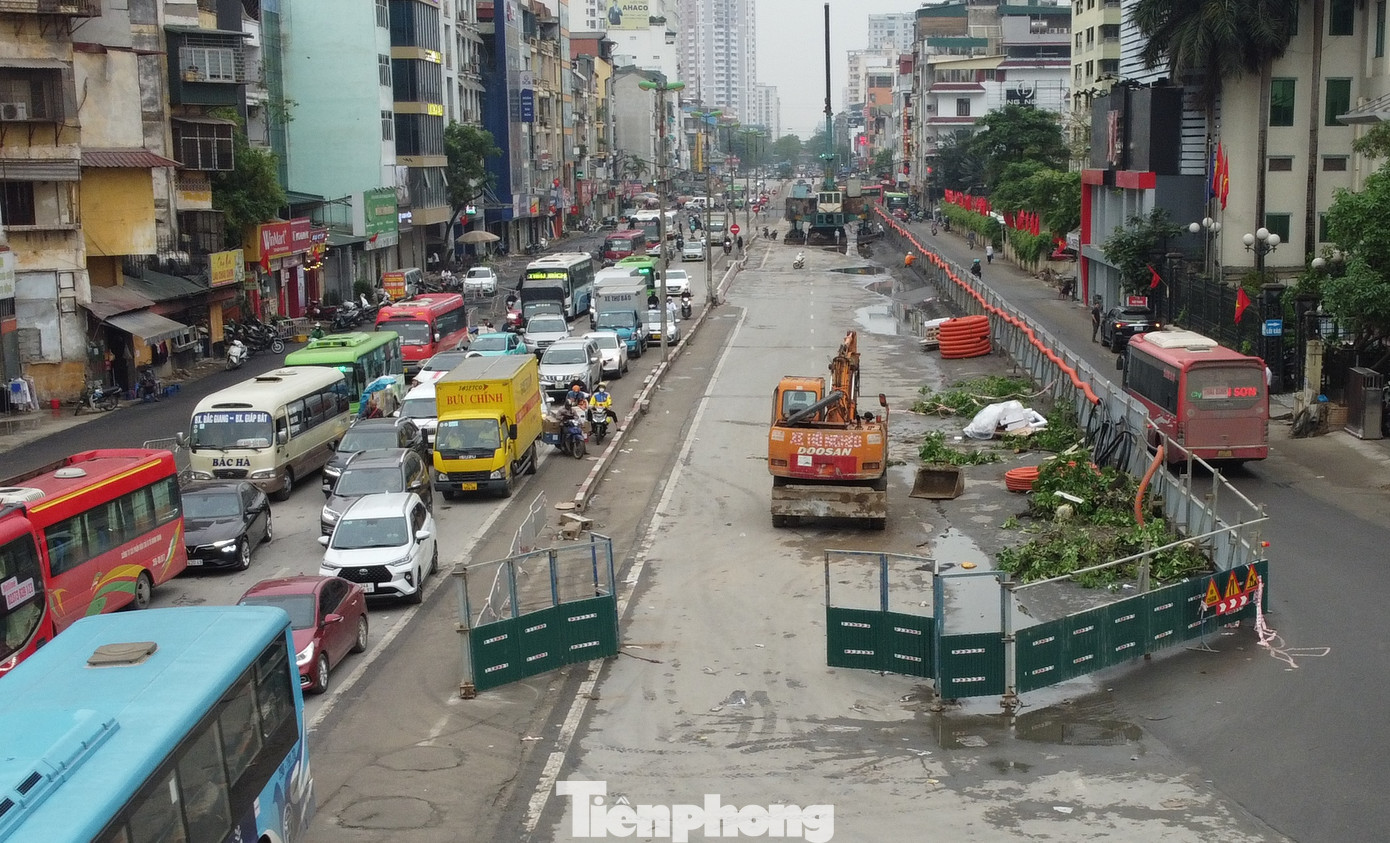Dự án hầm chui Vành đai 2,5 qua nút giao Giải Phóng - Kim Đồng đang rào đường mở rộng thi công.