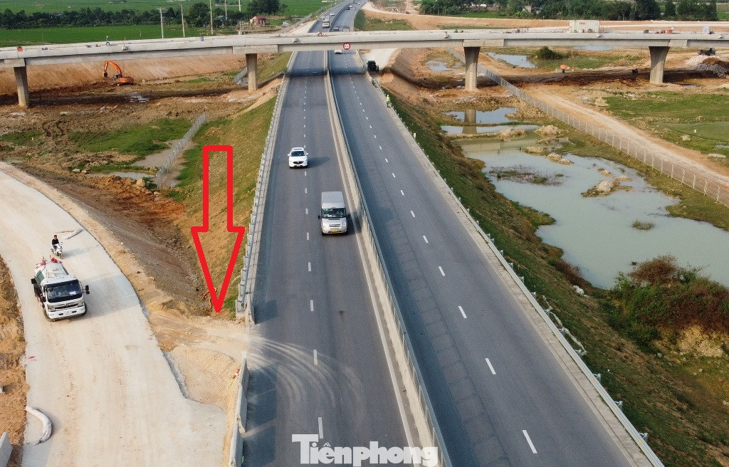 Ngoài một số nút giao đang thi công dở dang, tuyến đường cũng chưa được chủ đầu tư là Ban Quản lý dự án Thăng Long xây dựng hệ thống trạm dừng nghỉ theo tiến độ mà Bộ GTVT đã chỉ đạo.