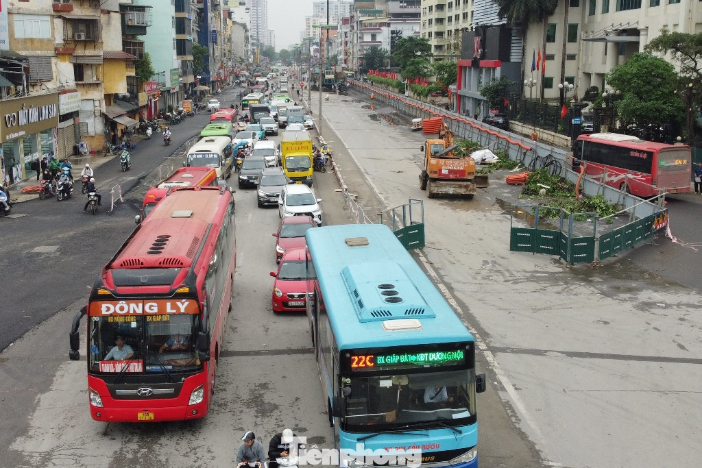 Công trường hầm Vành đai 2,5 đi ngầm qua nút giao Giải Phóng - Kim Đồng đang tiến hành rào đường trên phạm vi rộng để thi công dự án.