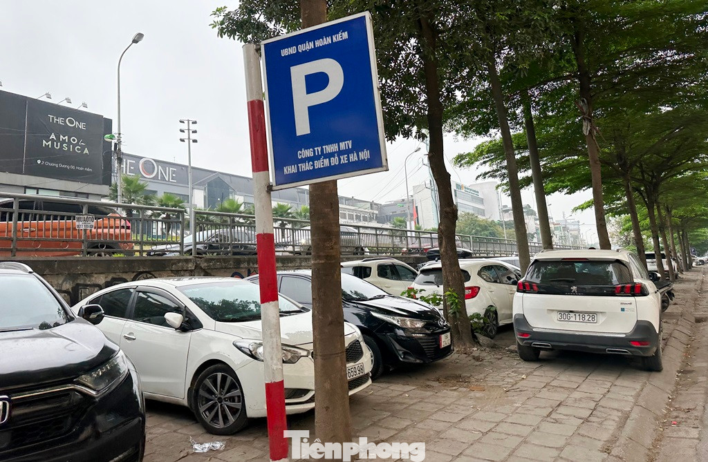 Điểm đỗ xe Trần Quang Khải, đối diện số nhà 208-212 Trần Quang Khải sẵn sàng tiếp nhận xe của người dân đến gửi tránh ngập. Ảnh: A.Trọng Điểm đỗ xe Trần Quang Khải, đối diện số nhà 208-212 Trần Quang Khải sẵn sàng tiếp nhận xe của người dân đến gửi tránh ngập. Ảnh: A.Trọng