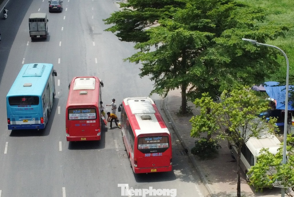 Xe khách dừng đỗ, bắt khách và nhận hàng trên đường Phạm Hùng được PV Tiền Phong ghi nhận trong tuần qua. Ảnh: V-H