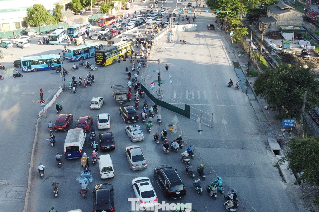 Phạm vi và vị trí hàng rào dựng chiếm trọn chiều đường Giải Phóng hướng đi bến xe Nước Ngầm. Phạm vi và vị trí hàng rào dựng chiếm trọn chiều đường Giải Phóng hướng đi bến xe Nước Ngầm.