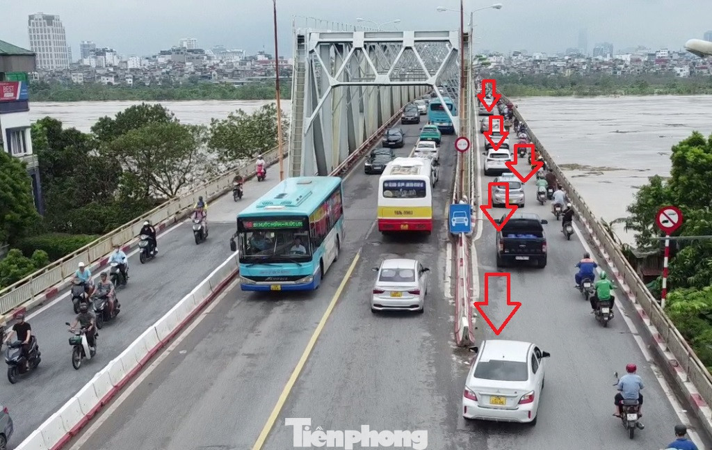 Thậm chí, khi vắng mặt lực lượng chức năng, ô tô, xe bán tải lại đi vào hai làn xe ở hai bên cánh gà cầu Chương Dương bình thường. Thậm chí, khi vắng mặt lực lượng chức năng, ô tô, xe bán tải lại đi vào hai làn xe ở hai bên cánh gà cầu Chương Dương bình thường.