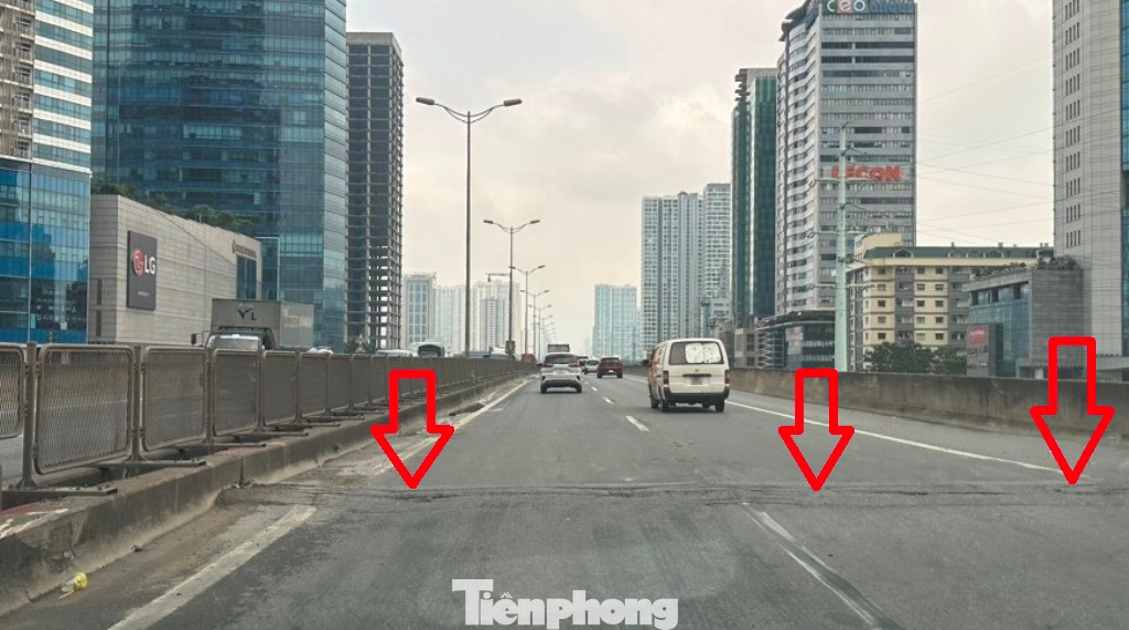 Sau một số lần được đơn vị duy tu đường bộ sửa chữa theo hướng hàn gắn, vá víu bằng các lớp bê tông nguyên liệu, khe co giãn tạo thành các gờ, ụ gồ ghề cao hơn mặt đường.