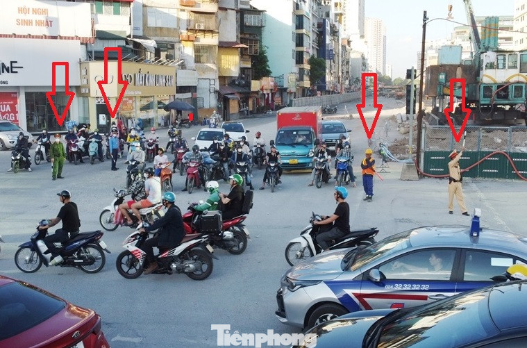 Ngoài CSGT, tại đây còn có các lực lượng phối hợp như Thanh tra giao thông, Công an phường, công nhân thi công... cũng làm công tác điều tiết đi lại, giảm ùn tắc. Ngoài CSGT, tại đây còn có các lực lượng phối hợp như Thanh tra giao thông, Công an phường, công nhân thi công... cũng làm công tác điều tiết đi lại, giảm ùn tắc.