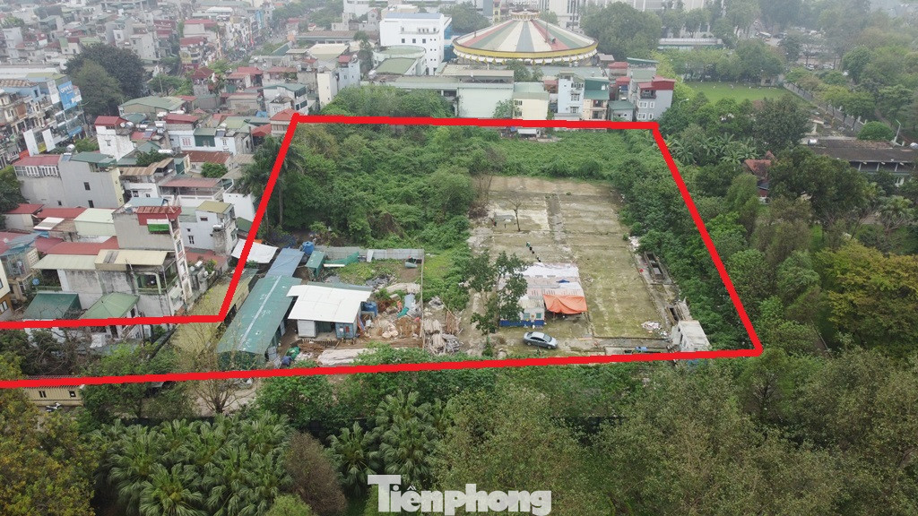 Được giao lại từ dự án xây dựng khách sạn trước đây để làm bãi xe ngầm, nhưng hiện nay sau 15 năm thực hiện, bãi xe ngầm trong công viên Thống Nhất đang là bãi đất bỏ không.