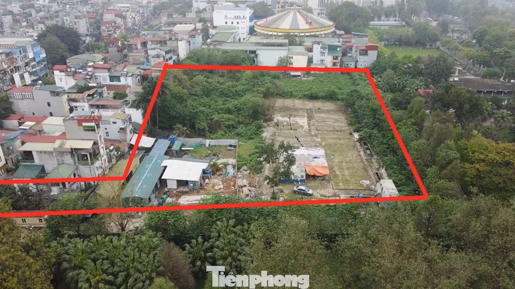 Được giao lại từ dự án xây dựng khách sạn trước đây để làm bãi xe ngầm, nhưng hiện nay sau 15 năm thực hiện, bãi xe ngầm trong công viên Thống Nhất đang là bãi đất bỏ không.