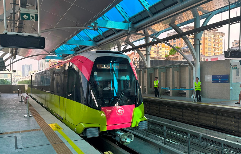 Đúng 8h, các đoàn tàu đường sắt đô thị Nhổn - Ga Hà Nội lăn bánh chở những hành khách đầu tiên đi tàu miễn phí.