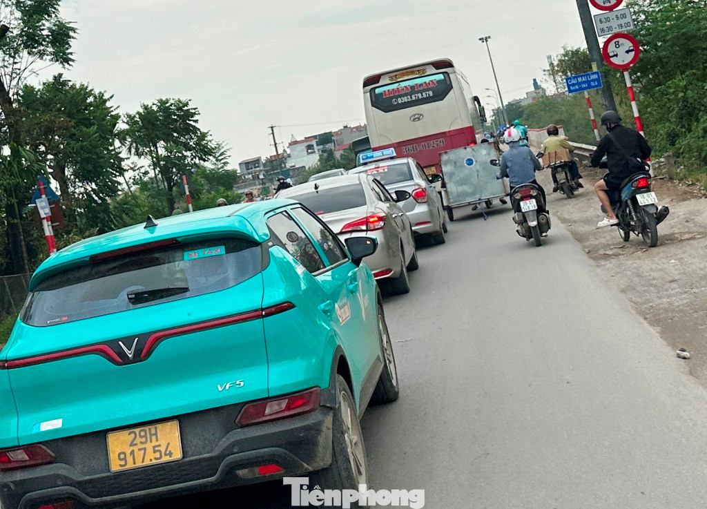 Trên toàn tuyến có gần chục cầu yếu, cầu nhỏ (chỉ 1 làn xe/chiều), trong đó có cầu Mai Lĩnh (Hà Đông) đang là nút thắt cổ chai, thường xuyên gây ùn tắc giao thông.