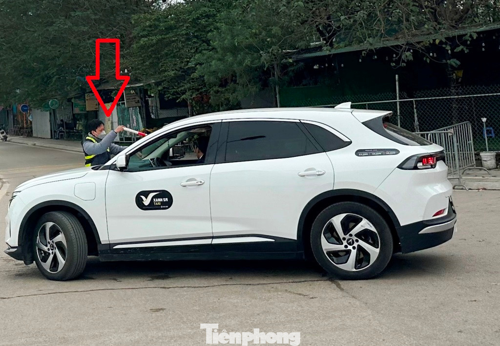 Thậm chí, các nhân viên bãi xe ở đây còn dùng hàng rào sắt chặn ngang đường ven Hồ Tây đoạn qua phố Quảng An để yêu cầu chủ xe cho phương tiện vào gửi ở bãi xe ở vỉa hè phố Đặng Thai Mai. Tình trạng này đã xảy ra ở đầu năm 2023 và năm nay tiếp tục được lập lại.