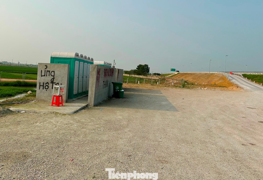 Khu vực vệ sinh là những nhà vệ sinh di động được ghép lại với nhau thành dãy dài để phục vụ khách đi trên cao tốc.