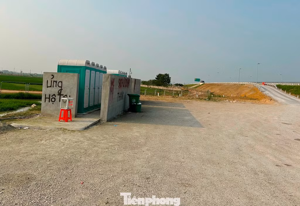 Khu vực vệ sinh là những nhà vệ sinh di động được ghép lại với nhau thành dãy dài để phục vụ khách đi trên cao tốc.