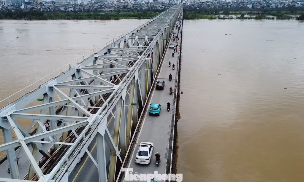 Những ngày qua khi nước sông Hồng dâng cao, để đảm bảo cho người và phương tiện qua lại, đề phòng rủi ro có thể xảy ra liên ngành Sở GTVT - Công An TP Hà Nội đã thực hiện cấm xe tải từ 0.5 tấn, xe khách (trừ xe buýt) đi trên cầu Chương Dương. Những ngày qua khi nước sông Hồng dâng cao, để đảm bảo cho người và phương tiện qua lại, đề phòng rủi ro có thể xảy ra liên ngành Sở GTVT - Công An TP Hà Nội đã thực hiện cấm xe tải từ 0.5 tấn, xe khách (trừ xe buýt) đi trên cầu Chương Dương.