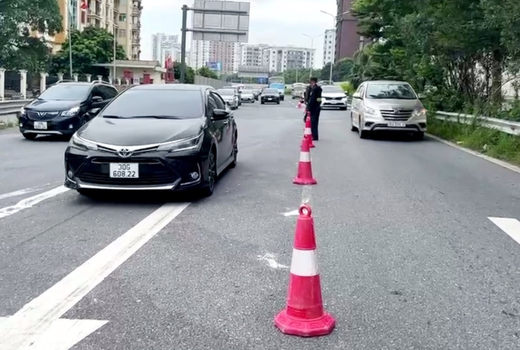 Thời điểm từ 13 đến 16h chiều nay, để giảm lưu lượng xe trên cao tốc và tránh ùn ứ kéo dài, CSGT và Cảnh sát cơ động đã đứng làm hàng rào mềm hạn chế một số xe tải vào cao tốc, cùng với đó điều tiết các dòng xe đi theo làn phân luồng để tránh xung đột.