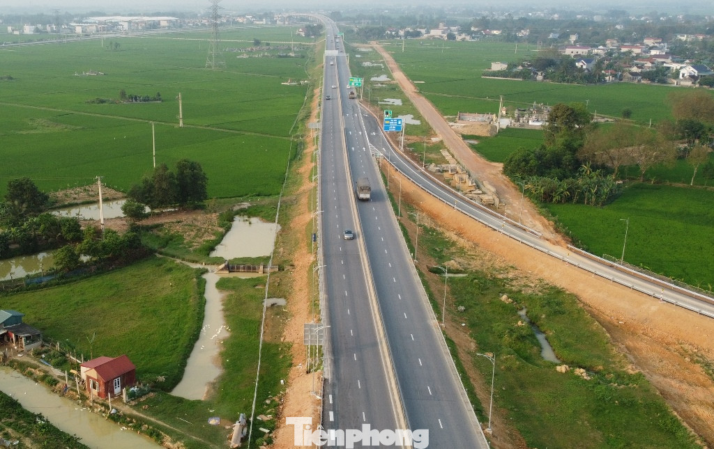 Cao tốc từ Mai Sơn về đến Diễn Châu thuộc 3 dự án thành phần cao tốc Bắc - Nam, gồm: Mai Sơn - QL45, QL45 - Nghi Sơn, Nghi Sơn - Diễn Châu đã thông xe trong năm 2022-2023