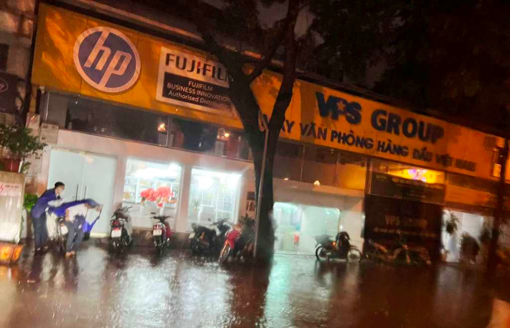 Phố Hồ Xuân Hương nước ngập lên tận vỉa hè.